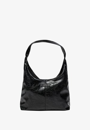 Czarna torba na ramię z teksturowanej skóry z szerokim paskiem i subtelną, prostokątną naszywką z logo na środku przedniej części.