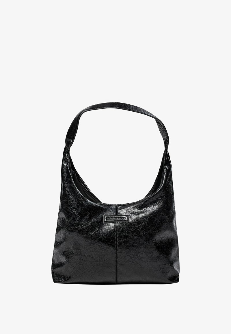 Sac à bandoulière en cuir noir texturé avec une large sangle et un discret écusson logo rectangulaire au centre avant.