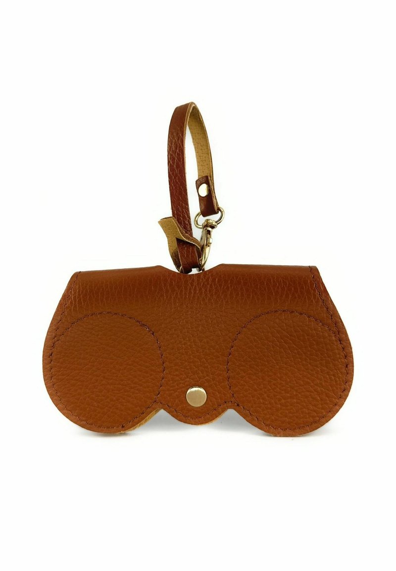 Pochette en cuir brun avec un design arrondi, dotée d'une fermeture à pression et d'une sangle beige. Surface texturée avec deux accents circulaires.