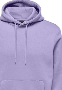 Hoodie à capuche violette en tissu doux, avec une poche avant, des cordons de serrage réglables et une capuche doublée. Texture lisse dans l'ensemble.
