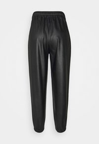Pantalon de jogging noir en cuir lisse, doté d'une ceinture élastique et de poignets fuselés, avec un design élégant et structuré.