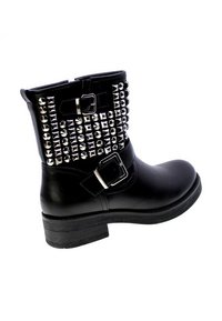 Stivali alla caviglia in pelle nera con borchie e fibbie in argento. Design con tacco spesso, texture liscia e accenti decorativi sul gambale.