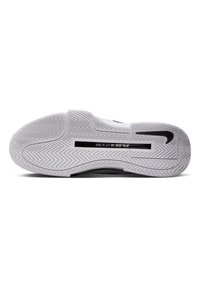 Baskets blanches avec une semelle en caoutchouc texturé, présentant un motif en zigzag et une unité Air Zoom visible incrustée sur le côté.