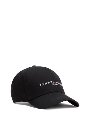 Sort baseballkasket med buet skygge, der har hvid tekst "Tommy Hilfiger EST. 1985" og et lille rødt, hvidt og blåt logo foran.