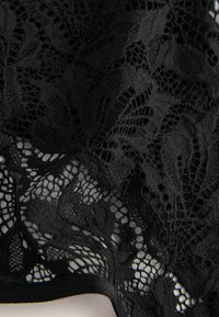 Sort blondertekstiler med blomster mønstre og varierende teksturer, der indeholder indviklede designs og en glat kant.