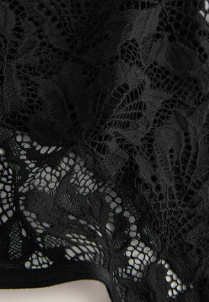 Schwarzer Spitzenstoff mit floralen Mustern und unterschiedlichen Texturen, der filigrane Designs und einen glatten Rand aufweist.