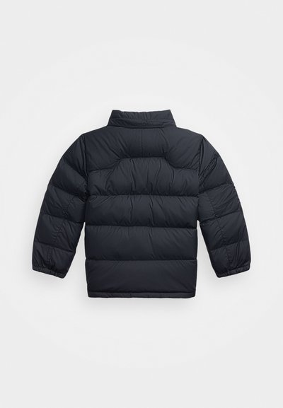 Zwarte pufferjack met een hoge kraag, voorzien van gestikte panelen, elastische manchetten en een gladde, glanzende textuur. Achteraanzicht weergegeven.