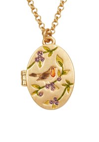 Ciondolo ovale d'oro con apertura a cerniera, caratterizzato da un disegno dipinto di un uccello e fiori in verde e viola. Include una catena d'oro.
