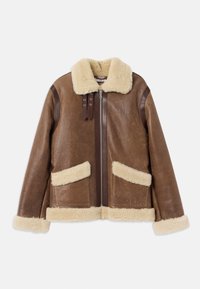 Veste en cuir marron avec un col en fourrure, accents crème, fermeture éclair et deux poches avant avec bordure en fourrure.