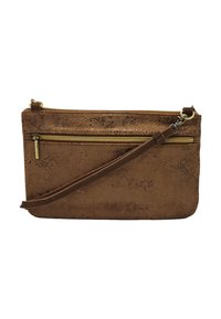 Sac bandoulière en simili cuir marron avec une texture serpent, deux compartiments zippés et une sangle réglable.