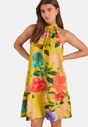 Gelbes Blumen-Midi-Kleid mit lebhaften rosa, blauen und grünen Blumen. Hat ein Halterneck-Design und einen gestuften Saum. Glatte Stofftextur.