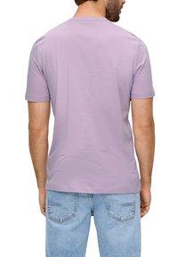s.Oliver MIT GROSSEM LABEL - T-shirt print - flieder