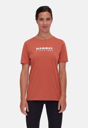 Rostfarbiges T-Shirt aus weicher Baumwolle. Mit Rundhalsausschnitt und kurzen Ärmeln. Die Vorderseite zeigt das weiße Logo "MAMMUT SINCE 1862".