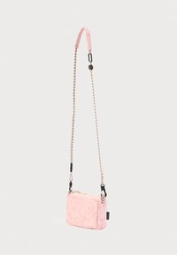 Μικρή ροζ τσάντα χιαστή με λουλουδάτο μοτίβο, ρυθμιζόμενο πλεγμένο λουρί και μαύρα κλιπ κουμπώματα, πάνω σε απλό λευκό φόντο.