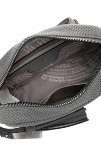 Šedá perforovaná kabelka, s uzávěrem na zip, měkkou podšívkou s potiskem a hladkým koženým štítkem jako akcentem. Obsahuje vnitřní kapsu.