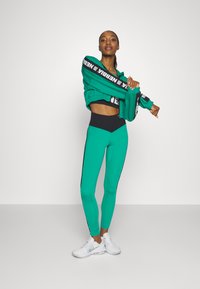 Nebbia WOMEN CROPPED HOODIE - Cipzáras pulóver - green