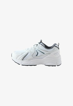Biały sportowy sneaker z czarną podeszwą, szarymi detalami, siateczkową tkaniną oraz pętlami na języku i pięcie, pokazany z boku na białym tle.
