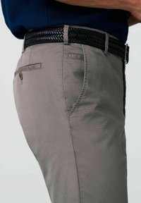 Grijze geweven stoffen broek met zakken, met een soepele textuur en moderne pasvorm. Gecombineerd met een zwarte vlechtband.