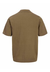 Polo à manches courtes de couleur marron uni, avec un col standard, un tissu texturé et un ourlet droit sans embellissements supplémentaires.