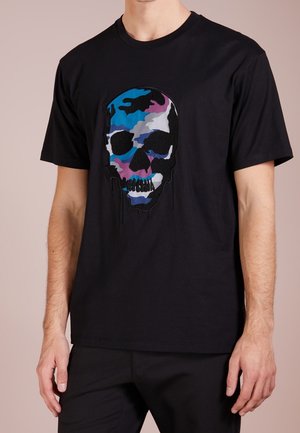 Schwarzes Baumwoll-T-Shirt mit einem farbenfrohen Camouflage-Schädel-Design in Blau, Pink und Grau, das eine strukturierte bestickte Verarbeitung aufweist.
