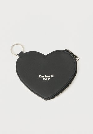 Portamonete in pelle a forma di cuore nero con cerniera e portachiavi argentati, con logo Carhartt WIP bianco al centro.