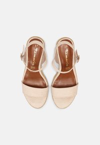 Tamaris Sandály na klínu - beige