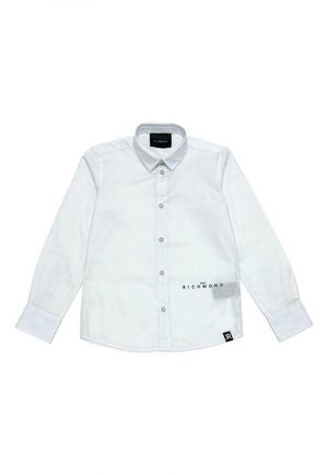 Chemise blanche à manches longues boutonnée avec col, texte noir "John Richmond" près du bas à droite et étiquette logo "JR" à l'ourlet.