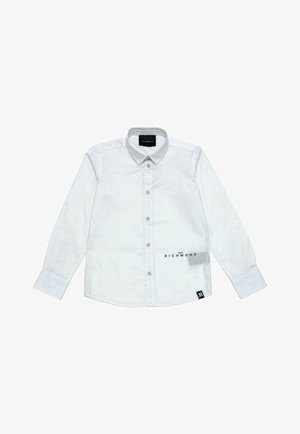 Chemise blanche à manches longues boutonnée avec col, texte noir "John Richmond" près du bas à droite et étiquette logo "JR" à l'ourlet.