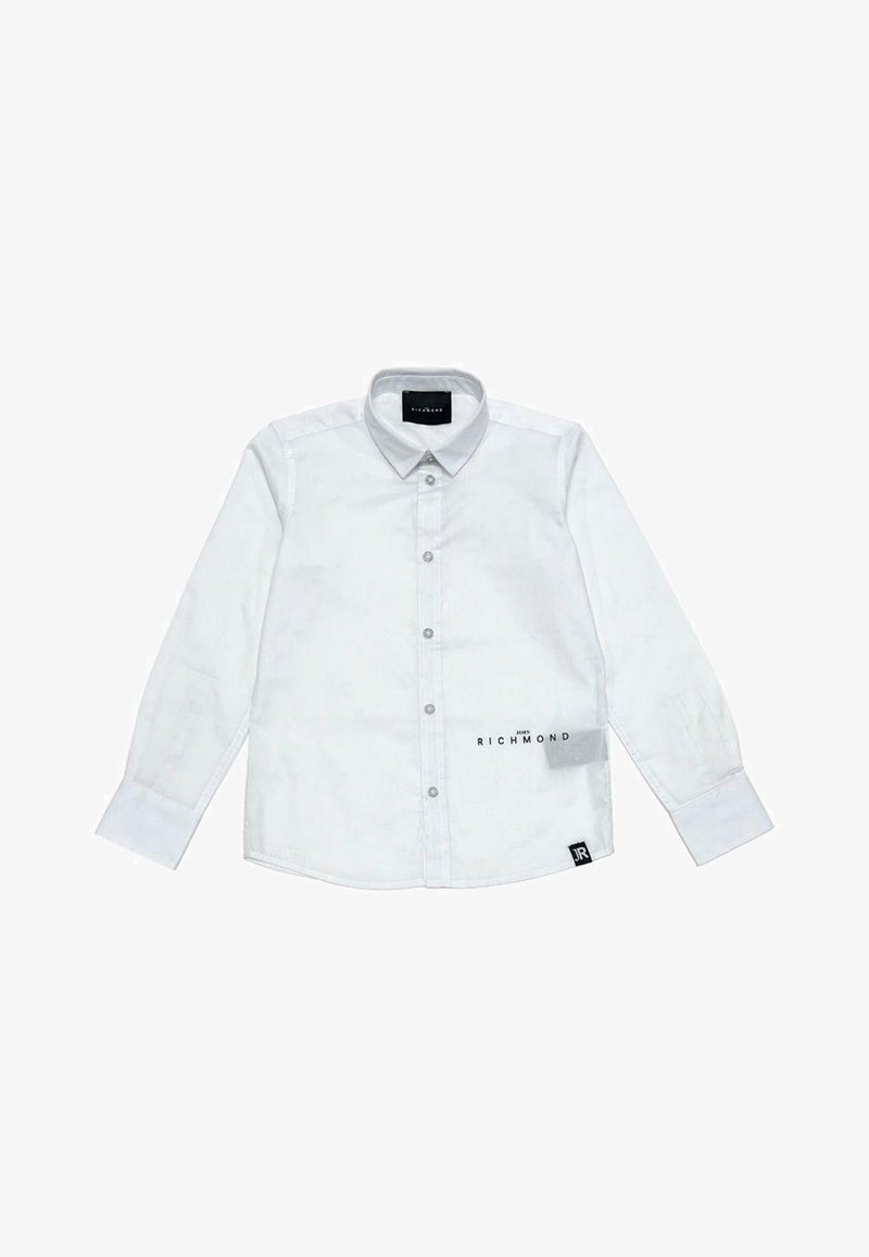 Chemise blanche à manches longues boutonnée avec col, texte noir "John Richmond" près du bas à droite et étiquette logo "JR" à l'ourlet.