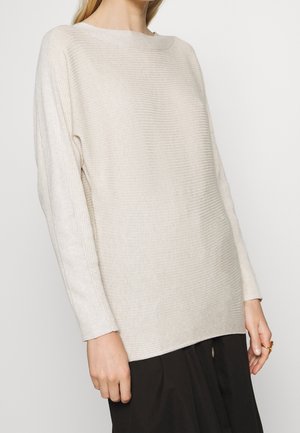 Hellbeige, gerippter Strickpullover mit einem Boot-ausschnitt und langen Ärmeln. Er hat einen lässigen Schnitt und einen leicht geschwungenen Saum.