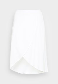 Biała spódnica w formie okrycia o gładkiej fakturze, z ukośnym dołem i dopasowanym paskiem w talii, wykonana z lekkiego materiału.