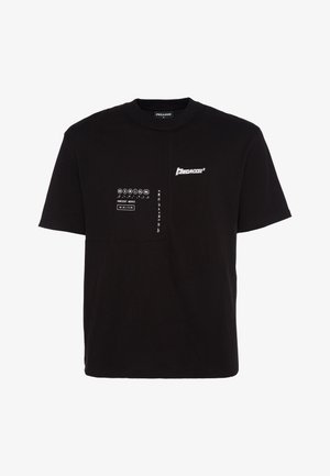 T-shirt en coton noir à manches courtes, avec un design graphique en blanc sur le devant, incluant du texte et des icônes sur le côté gauche.