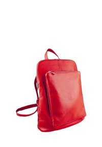 Sac à dos en cuir rouge avec une surface texturée, doté d'une poche avant avec fermeture éclair, de bretelles ajustables et d'une poignée supérieure.