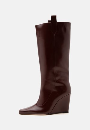 BY FAR, DRAMA - Bottes compensées - bordeaux