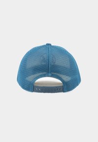 Blaues Mesh-Baseballcap mit verstellbarem Kunststoffriemen, runder Form, flachem Schirm und Belüftungslöchern für Atmungsaktivität.