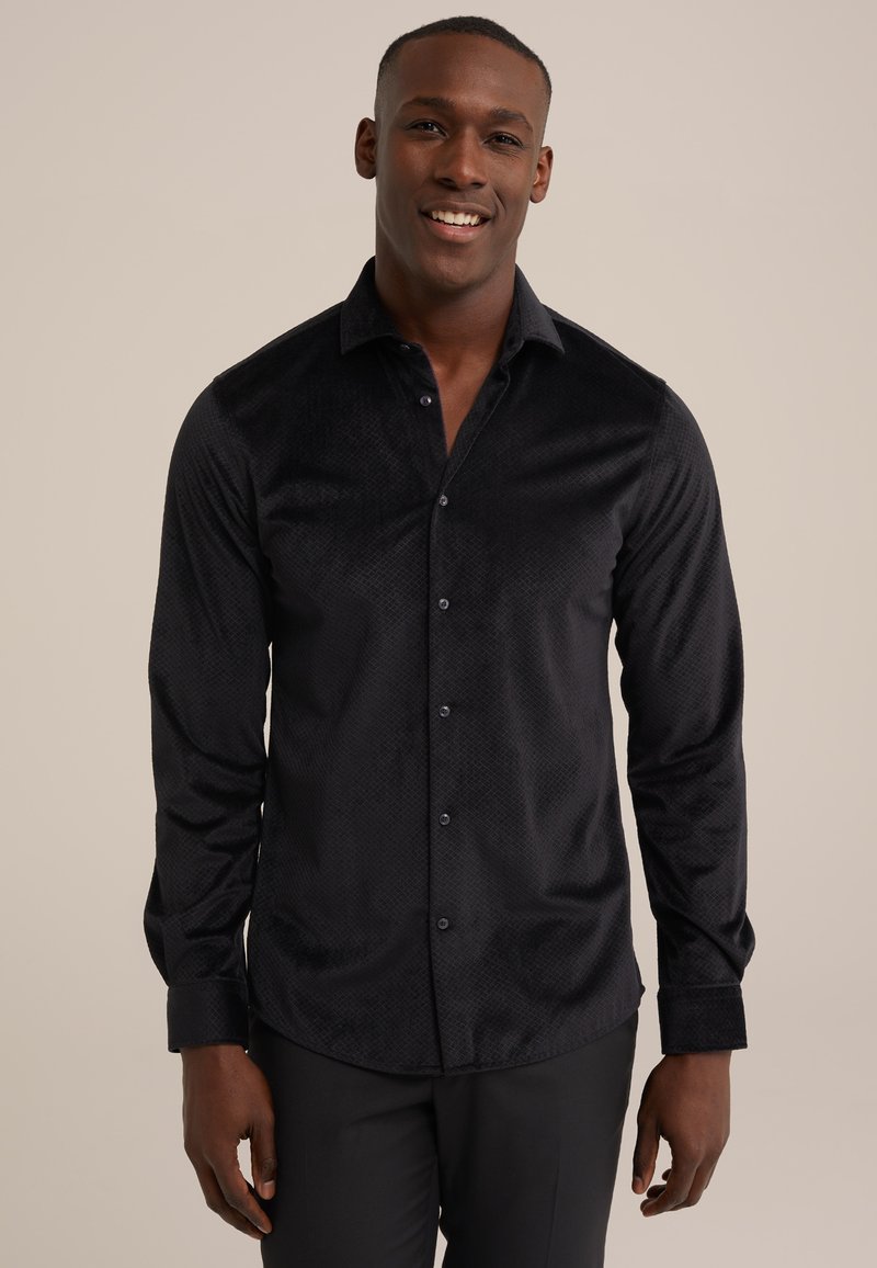 Camisa negra de botones con un patrón texturizado, mangas largas y cuello. Presenta botones oscuros y un dobladillo curvado. Acabado de tela suave.