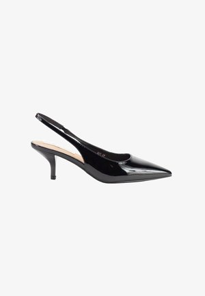 Zapatos de tacón slingback de charol negro con punta puntiaguda y un tacón delgado de 2,5 pulgadas. Presentan un diseño recortado en los laterales y una textura lisa.