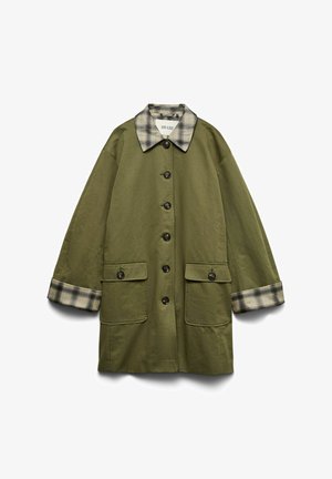 Manteau oversize vert olive avec col et poignets à carreaux, boutons à l'avant, et deux grandes poches à rabat.