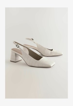 Weiße Slingback-Absätze mit einem quadratischen Zehendesign, strukturiertem Krokodilmuster und einem Blockabsatz, ausgestattet mit einer kleinen metallenen Schnallenakzent.