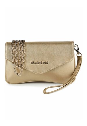 Goldene Valentino Clutch mit Kettenriemen und Handgelenkschlaufe, mit Klappverschluss und metallischem Logo vorne.
