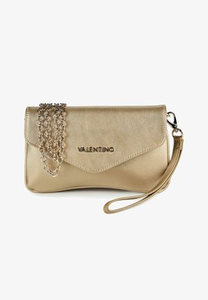 Goldene Valentino Clutch mit Kettenriemen und Handgelenkschlaufe, mit Klappverschluss und metallischem Logo vorne.