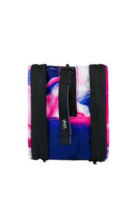 Zaino di tessuto colorato con un motivo astratto rosa, blu e bianco, dotato di spallacci neri, chiusura con zip e un'etichetta con logo.