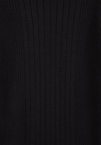 Tessuto a maglia nero a coste con linee testurizzate verticali, che mostra i dettagli ravvicinati del materiale tessile.