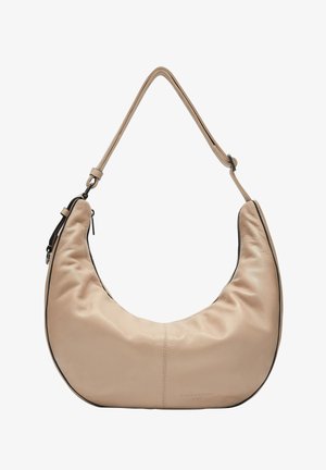 Borsa a spalla in pelle beige a forma di mezzaluna, con texture liscia e dettagli neri. Presenta una tracolla singola regolabile e chiusura con zip.