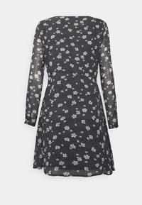 Vestido preto floral com mangas longas, apresentando flores brancas e azul claro sobre um tecido texturizado, com um corte relaxado e um acabamento em evasê.