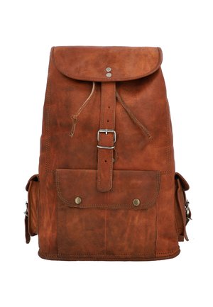 Sac à dos en cuir marron avec sangle avant à boucle, fermeture à cordon, poche à rabat avec boutons métalliques et poches latérales avec boucles.
