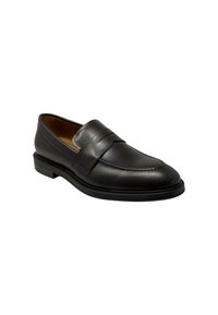 Mocassino in pelle nera con una finitura liscia, punta rotonda e dettagli cuciti. Presenta una fascia lungo il collo del piede e una suola bassa e testurizzata.