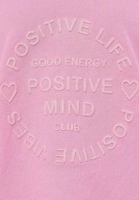 Rosa Textil mit einer geprägten Gestaltung, die die Phrasen "POSITIVE LIFE", "GOOD ENERGY" und "POSITIVE MIND CLUB" enthält, akzentuiert von Herzen.