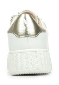 Witte sneaker met een gestructureerde witte zool, metallic gouden hakaccent en beige voering. Bevat een verhoogd logo op de hieltrap.