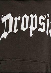 Brun sweatshirt med fremtrædende hvid gotisk tekst, der læser "Dropside," med en kengurulomme foran og blød tekstur.